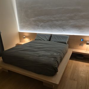 Letto matrimoniale in legno di rovere design moderno testiera e mensole comodino L 350 x 220 cm
