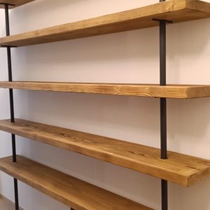 Mobile libreria legno e ferro in stile industriale mensole in massello rustico e tubolari in ferro grezzo