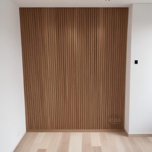 Armadio Ingresso a Scomparsa su Misura con Ante a Listelli Verticali in Rovere – L 180 H 270 P 50 cm