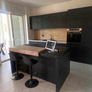 Cucina Componibile Artigianale in Microcemento – Modello PALA BLACK