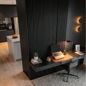 Scrivania Sospesa con Boiserie in Rovere Nero: Home Office di Design Su Misura