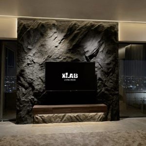 Parete Attrezzata Effetto Roccia “Etna”: Mobile Porta TV con Cassetti Sospesi. Design Unico e Lusso Eccentrico by Xlab Design