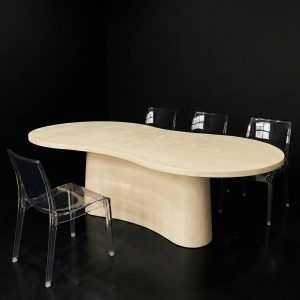 Tavolo Scultoreo in Microcemento colore crema  “Fluida” | Design Organico Artigianale a Tiratura Limitata