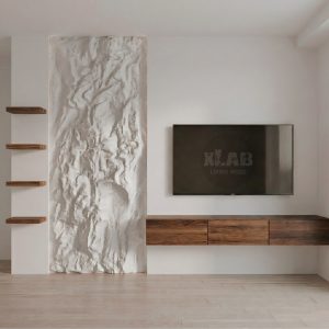 Parete Attrezzata di Lusso “Petra & Noce”: Mobile TV Sospeso in Massello e Scenografica Parete Effetto Roccia Scolpita a Mano