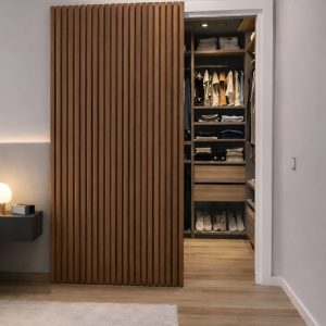 Porta Scorrevole in Legno Massello con Binario Ghost Invisibile – Listelli Verticali Teak 120×250 cm