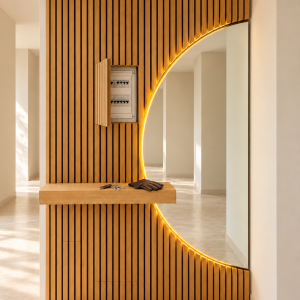 ORBITA – Mobile ingresso con listelli in legno, specchio LED e mensola sospesa