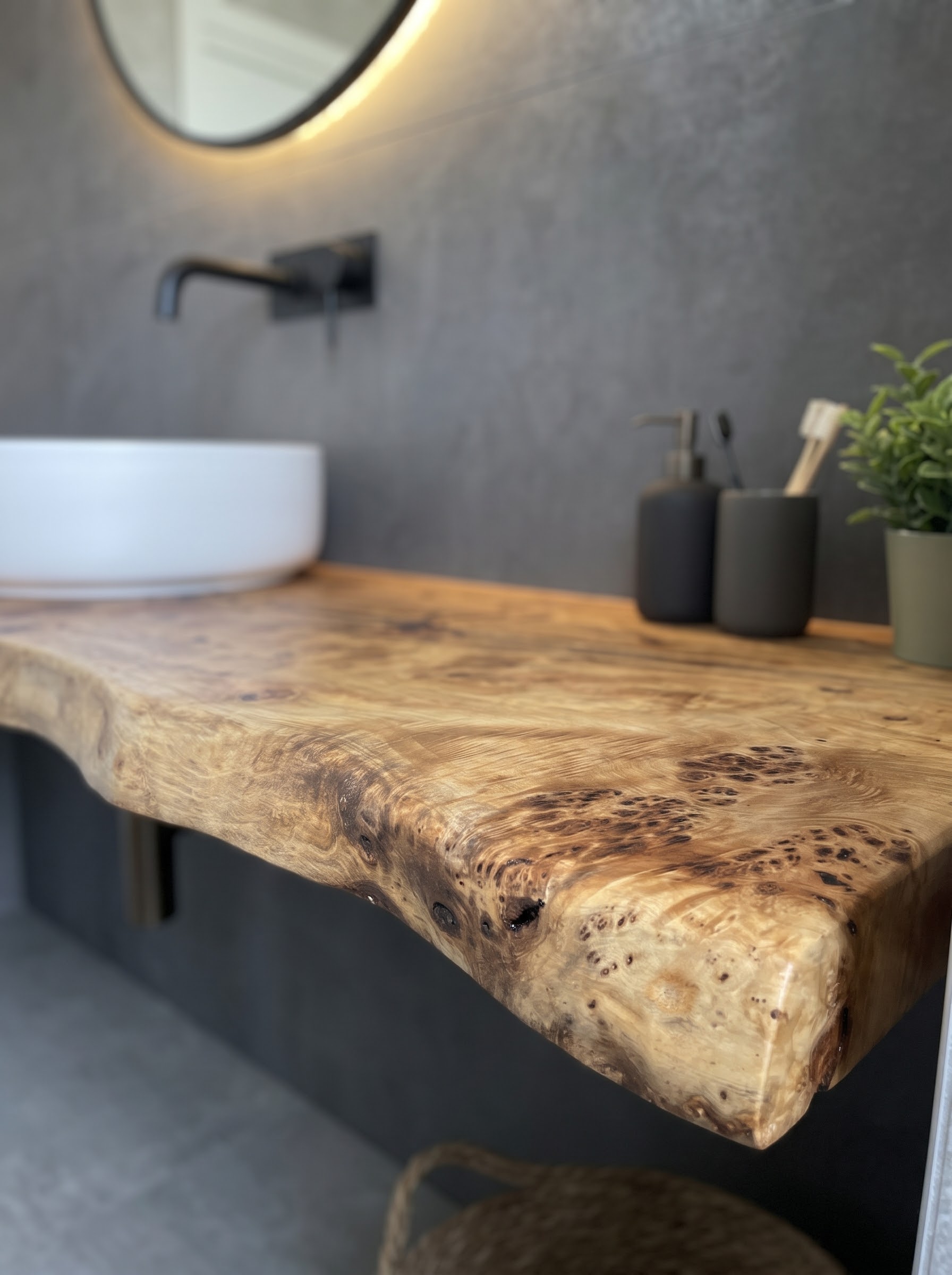 Dettaglio della mensola da bagno in legno massello di pioppo radica unico originale Mensola da bagno sospesa in legno massello di radica di pioppo